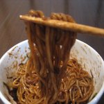 韓ノ華 - こっくりと甘辛な醤を吸ってもコシをキープする無かん水の手打ち中華麺