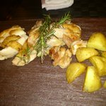 ミロ - 総州古白鶏の骨付きモモ肉とジャガイモの鉄板焼き