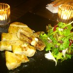 総州三元豚　白王の骨付きロース肉の鉄板焼き　ハーブサラダ添え