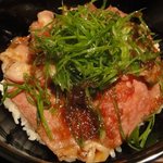 和奏 プロデュース ド バイ イルグラディーノ - 近江牛の炙り丼　※レアな肉の焼き加減