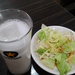 天然居 - 席に座ると唐突に、サラダとココナッツジュースが運ばれて来ます(笑)