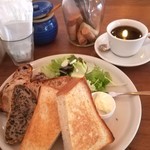 パーラー江古田 - トーストセットよく焼き980円。税抜き　20180514　スライスパンは、ごまパン・フルッタ、リュスティック。ドリップコーヒーにエチオピア。