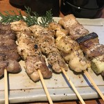 本まぐろと名古屋飯 花かるた - 串焼き盛合せ