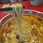 台湾料理味味臻 - 軽いウエーブの多加水中細麺