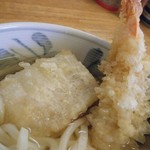かの家 - こんぴらうどんのトッピング具材（えび天＆揚げもち）