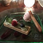 時の宿 すみれ - ミックスベリーのタルトといちごのアイスクリーム