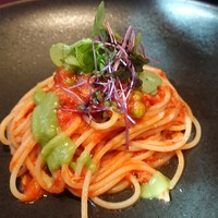 RISTORANTE OZIO - トマト&ツナのパスタ(グリンピースソースかけ)