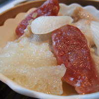龍天門 - 腸詰とホルモンの蒸し物てきななにか。