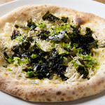 PIZZA of kettle-fried whitebait and raw seaweed