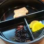 生麦 - 玉子焼き、沢庵、シソ昆布、金時豆煮