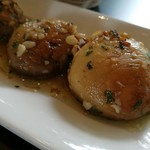 Marta's Kitchen Paella Tapas - 巨大で肉厚なマッシュルームに、こんがりガーリックやパセリ、オイルが生み出すハーモニー