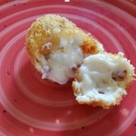 Marta's Kitchen Paella Tapas - サクサクの衣の中には、刻んだ生ハム入りのクリーミーなベシャメルソースがトロリ