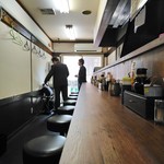 担々豚骨 バシンラン - 店内カウンター席