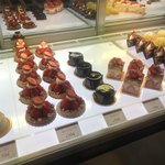 Patisserie Chez KOBE - 入口入りますと並んでます