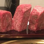 熟成肉  塊焼き
          右からサーロイン     中  もも中肉     左 もも資金棒
