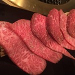 焼肉&ステーキ 格之進R - 塊肉を焼いている間に、薄切りの焼肉
      