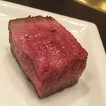 焼肉&ステーキ 格之進R - そのまま食べればレア感二重丸◎
      ただ肉は冷めてますので、少し火にかけてから食べてもいいと思います(๑>◡<๑)