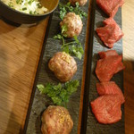 焼肉赤身にくがとう33895 - 名物（赤身ロック）、焼肉（自家製手ごね焼きユッケバーグ）