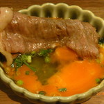 焼肉赤身にくがとう33895 - 名物（イチボの一枚焼き すき焼き風 日本一の卵を絡めて）