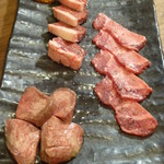 焼肉赤身にくがとう33895 - 焼肉（厚切り特上タン＆タン下 食べ比べ、ハツ、タスマニア産粒マスタード添え）