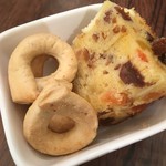 俺のフレンチ・イタリアン - お突き出し、プレッツェルみたいな焼き菓子とケーク。