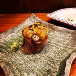 Umisen Yamasen - 牛肉と雲丹の巻き寿司 炙り