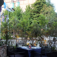 BISTRO FAVORI 代官山 - 大きなフランス国旗