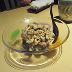 神保町 傳 - ピスタチオとラムレーズンアイスクリーム。混ぜると信玄餅味がする