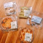 パネッテリア イル ピノリーノ - 右上から時計回り。
      アーモンドのメレンゲ菓子、オレンジピールのクロスタータ、リコッタチーズとレーズンのタルト、アーモンドとチョコレートのクッキー、ピスタチオのビスコッティ