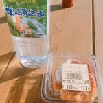 パネッテリア イル ピノリーノ - オープンテラスのベンチにて。フレンチトーストと秩父源流水