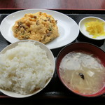 馬さん餃子酒場 - 牛肉と玉子炒め700円