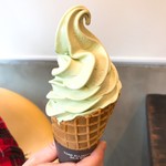 バーンズ - 【2018年05月】5月のマンスリーソフトは、宇治抹茶。此方は『ワッフルコーン」、ホントはデカイけど斜めに撮ったら普通サイズに見えますね。