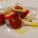 ファリナモーレ - ◆「Aランチ」選べる前菜 「春の苺と うちの山羊のコリッタチーズのカプレーゼ」