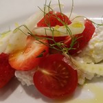 ファリナモーレ - ◆「Aランチ」選べる前菜 「春の苺と うちの山羊のコリッタチーズのカプレーゼ」