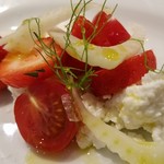ファリナモーレ - ◆「Aランチ」選べる前菜 「春の苺と うちの山羊のコリッタチーズのカプレーゼ」