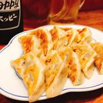 レトロ新橋系　餃子家 - 手前 海老にら餃子 330円 奥 本格焼き餃子 280円