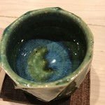 すし宮川  - おちょこはお酒が変わる度に好みのものを選びます。