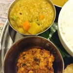 アムダスラビー - マサラワダ、野菜カレー、サンバル