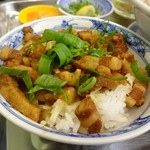 ベトナム料理コムゴン - 豚バラ肉を甘辛くにたご飯