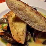 The Fish Hopper Seafood and Steaks - ジンジャー・クラム・マッスルズ$15.95。