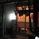 柳鮨 - 季節の花（この時は桃）が活けてあるアプローチ