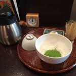 一保堂茶舗 喫茶室 嘉木 - 抹茶が茶碗ぬ入れられて、登場。