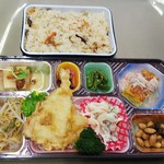 福山まるたま - まるたま弁当 税込410円　鱈の生姜天ぷらと炊き込みごはん(2018.05.15)