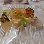 神楽坂 フレンチレストラン ラリアンス - 獲れ立て魚介と色彩豊かな野菜の瑞々しい夏サラダ 