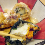 阿波座 なが友 - (3800円コース)雲丹トロロ磯辺揚の断面。奥に蛍烏賊天ぷらとアスパラ鱧巻き