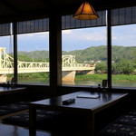 四季乃味 枕流亭 - 店内からの展勝地、新緑と北上川