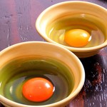 Tsukiji Sukiyaki No Wakamatsu - コースでは、和牛と野菜を引き立てる2種類の卵をご提供しております。和牛は、「艶やかでコクと深み」のある独特の味わいをこだわり極めた卵をメレンゲ状にして食します。野菜は、さわやかな「天然のゆず香る」卵でさっぱり食します。どちらも「安心・安全」を追求して、鶏がたまごを産み出す源である水と独自の飼料にこだわって養鶏している生産者の熱い想いがこもっている卵です。