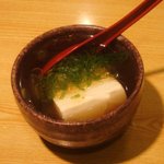 Sumibiyaki Tori Icchou - 地鶏と鰹から採っただしに、おぼろ昆布・柚子粉・青ねぎがのった湯どうふ。季節を問わず人気の一品