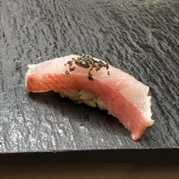 鮨おかだ - ◆金目鯛・塩昆布のせ・・皮はは炙ってありますので、上品な脂と甘みを感じ美味しい。