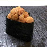 鮨おかだ - ◆雲丹・・シャリの上に「お醤油などを煮詰めた海苔状のもの」が塗られ、その上に雲丹がタップリ。 雲丹が甘くて美味しい。
